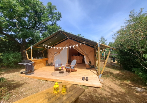 Safari tent lodge